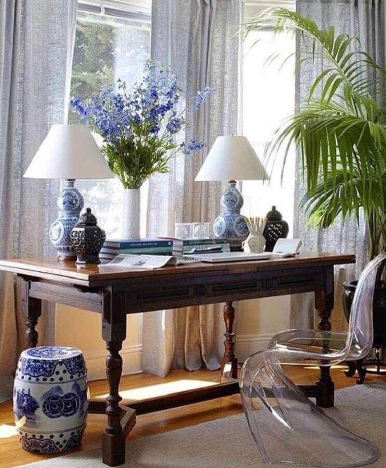 44. Sala decorada com cadeira de acr&iacute;lico moderna e garden seat de lou&ccedil;a &ndash; Foto: Blue & White