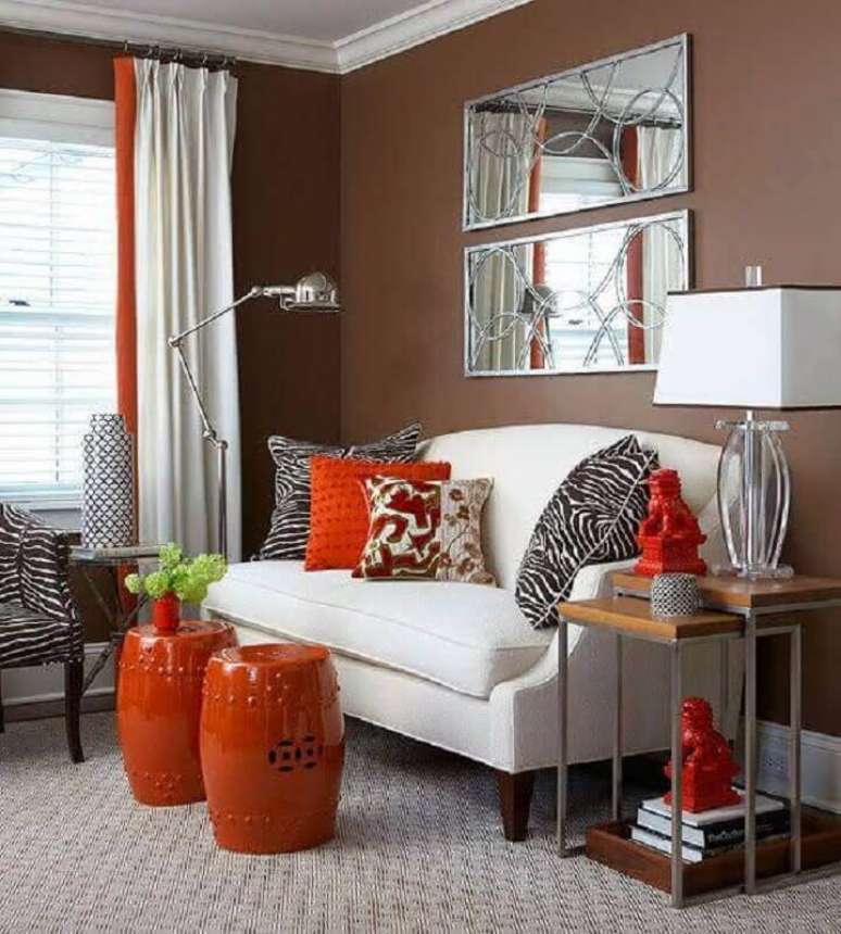 47. Sala decorada com sofá branco e dupla de seat garden vermelho – Foto: DECOREDO