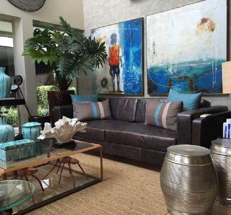 48. Sala decorada com sofá de couro e dupla de garden seat com acabamento metalizado – Foto: Cassio Veiga Casa