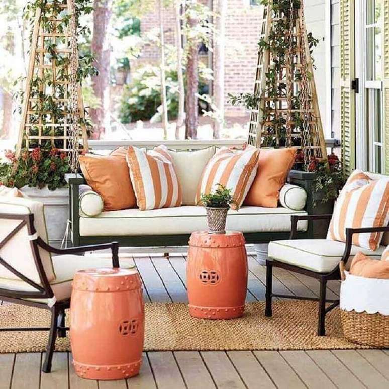53. Varanda decorada com garden seat de cerâmica laranja – Foto: Ballard Designs