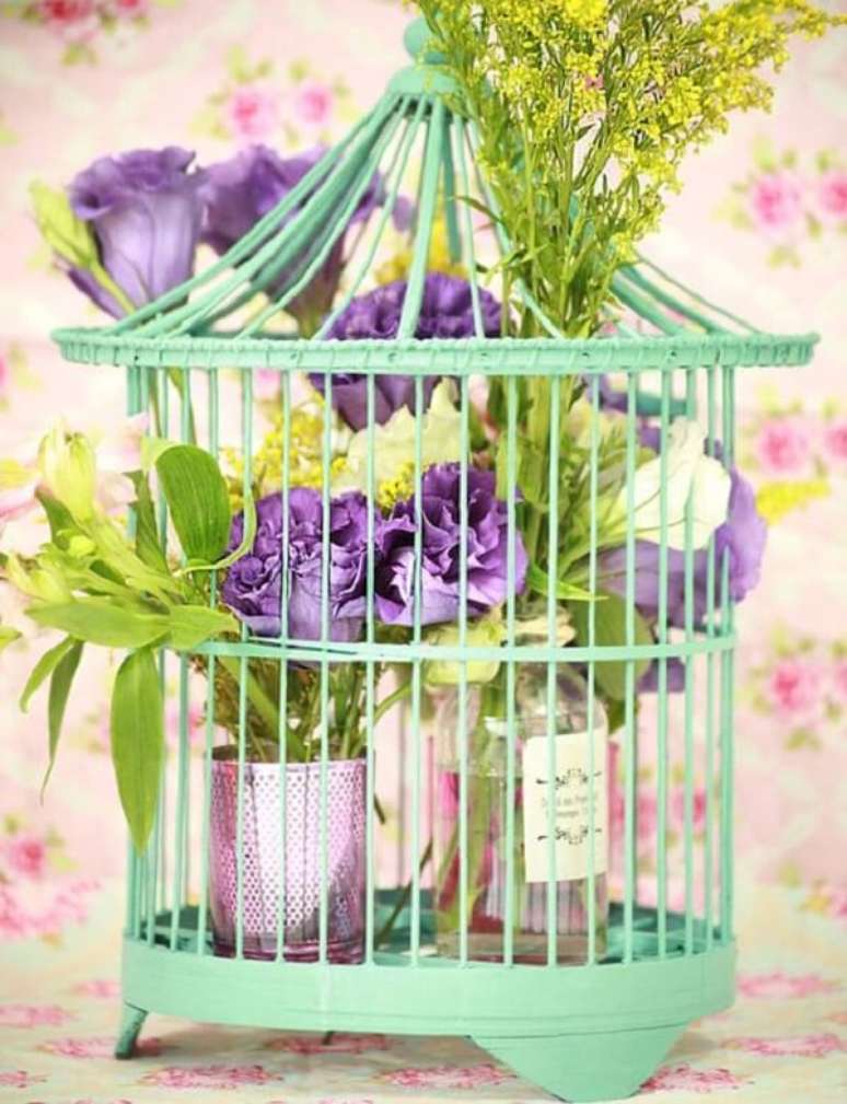 17. Gaiola decorativa verde com arranjo de flores. Fonte: Pinterest