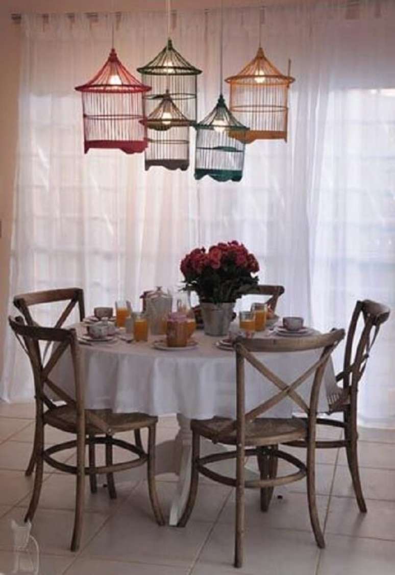 20. Luminárias feitas com gaiolas decorativas encantam a sala de jantar. Fonte: Pinterest