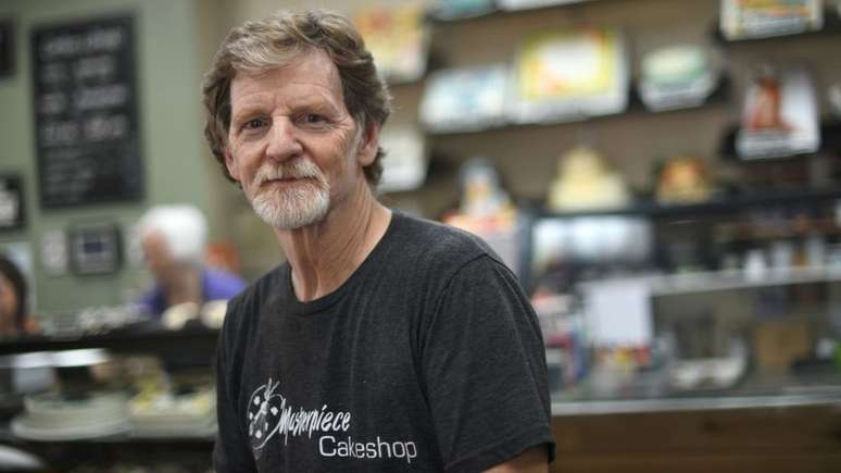 Jack Phillips, dono da confeitaria Masterpiece Cakeshop, no Colorado, se recusou a fazer um bolo de casamento para dois homens e a Suprema Corte deu razão ao empresário