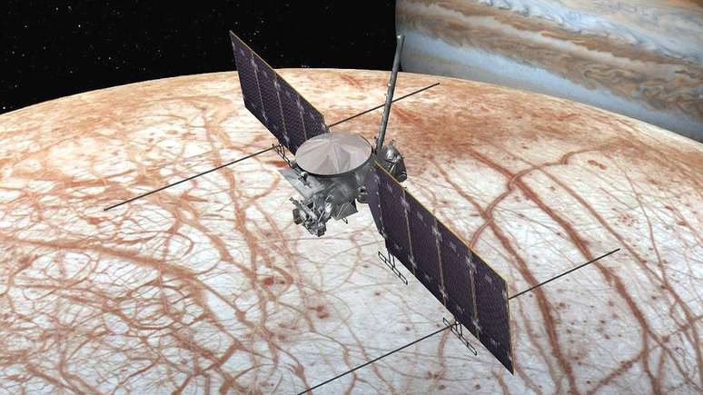 Ilustração mostra como será a missão da Europa Clipper, que tentará determinar se a lua de Jupiter pode ter condições de abrigar vida