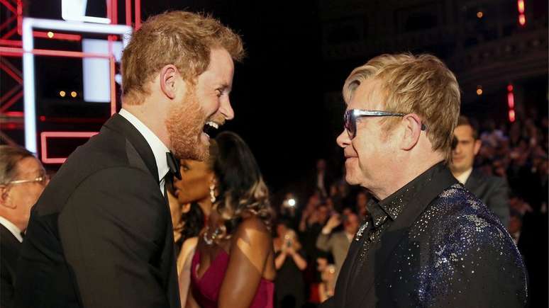 Elton John disse que pagou para fazer a compensação ambiental da viagem de Harry e Meghan para sua casa na França
