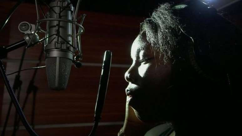 Kelliyah fez exerc&iacute;cios f&iacute;sicos, virou vegana e chegou a pensar que estava gr&aacute;vida ao perceber o quanto sua barriga crescia