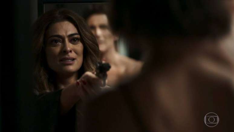 Juliana Paes em cena de tiro em 'A Dona do Pedaço'