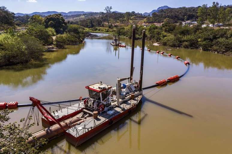 Barcos e gragas no rio Paraopeba, onde a mineradora Vale fará dragagem de lama para reparar dano do rompimento da barragem em Brumadinho, em janeiro 