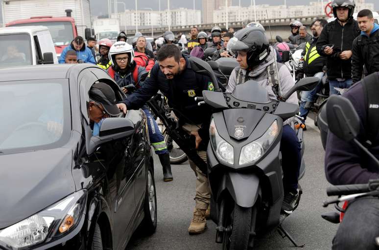 Policiais bloqueia ponte Rio-Niteroi  20/8/2019 REUTERS/Ricardo Moraes