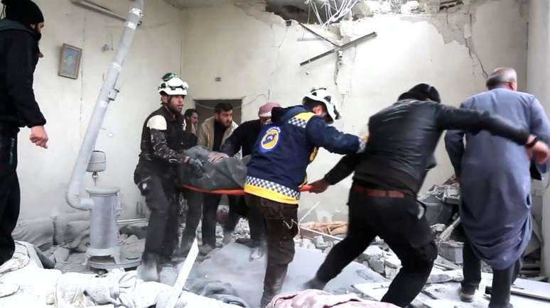 Forças da defesa civil retiram pessoa ferida de escombros após ataque aéreo em Khan Sheikhoun, na Síria
26/02/2019 ReutersTV/via REUTERS 