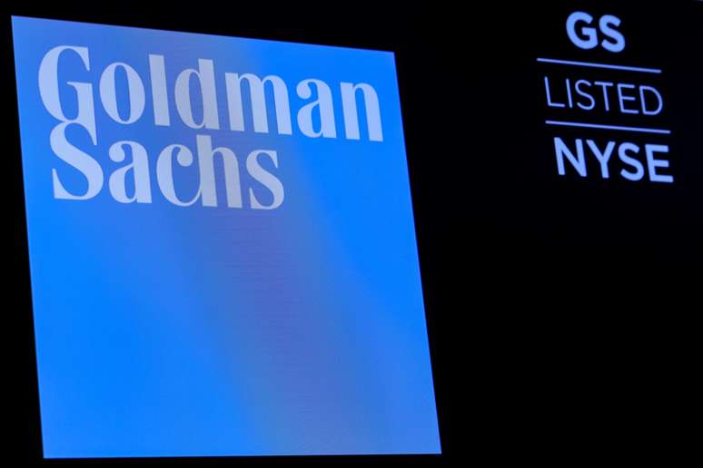 Logotipo e ticker do Goldman Sachs é mostrado num painel durante sessão da bolsa de Nova York. 18/12/2018. REUTERS/Brendan McDermid 