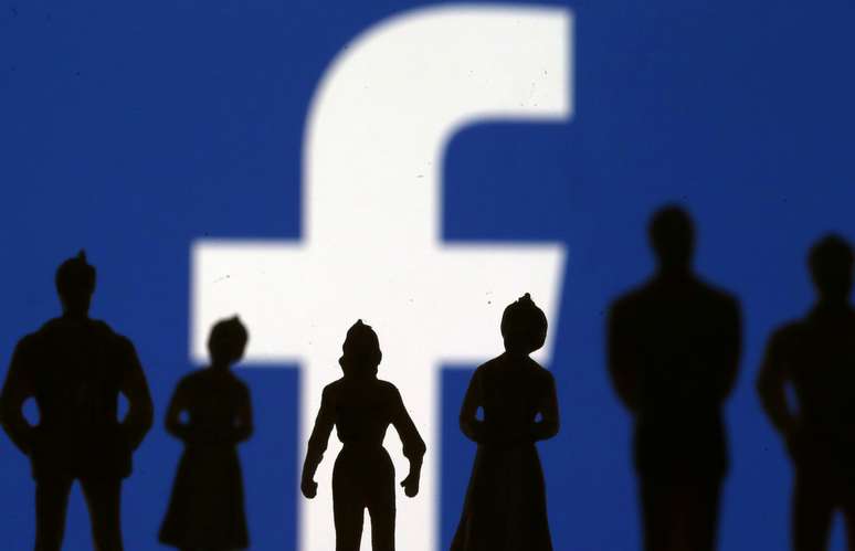 Pequenas figuras de brinquedo são vistas com o logotipo do Facebook ao fundo. 8/4/2019. REUTERS/Dado Ruvic