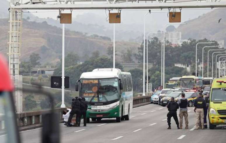 Sequestrador de ônibus no Rio morre baleado por sniper
