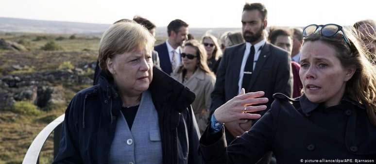 Angela Merkel (esq.) e a líder islandesa Katrin Jakobsdottir visitam parque nacional na Islândia