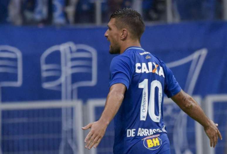 Mesmo fora do Cruzeiro, Arrascaeta ainda gera dor de cabeça para o time celeste-(Foto: Washington Alves/Light Press/Cruzeiro)