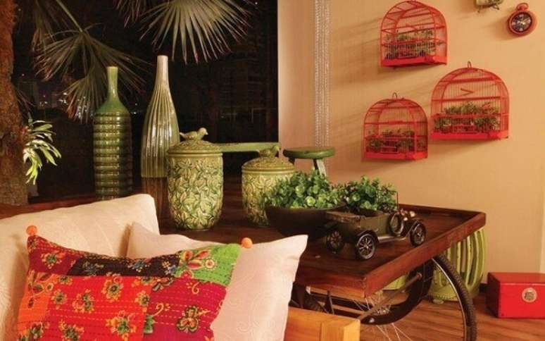 59. Gaiolas decorativas penduras na parede servem de base para vasos de plantas. Fonte: Pinterest