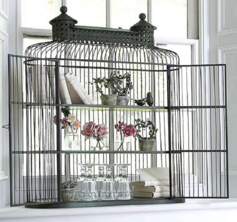 19. Utilize as gaiolas decorativas como prateleiras. Fonte: Pinterest