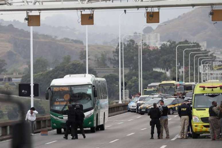 Termina sequestro de ônibus na ponte Rio-Niterói