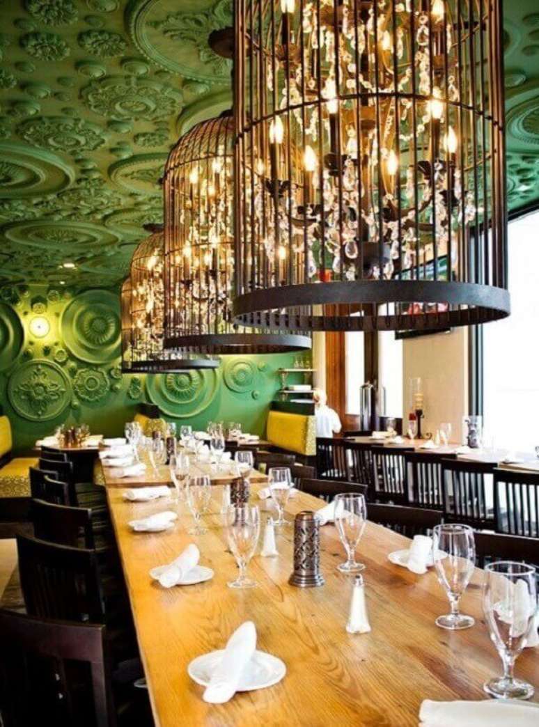 1. Gaiolas decorativas iluminam de forma especial a mesa retangular alongada. Fonte: Pinterest