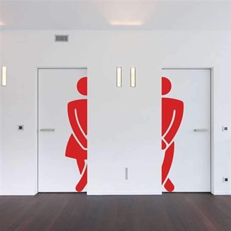 18. O adesivo de porta de banheiro é muito interessante em estabelecimentos comerciais. Foto: Fran Adesivos