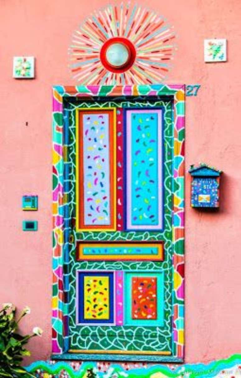 8. Este é um exemplo muito interessante de como o adesivo de porta pode ser colorido. Foto: Estenio El-Bainy