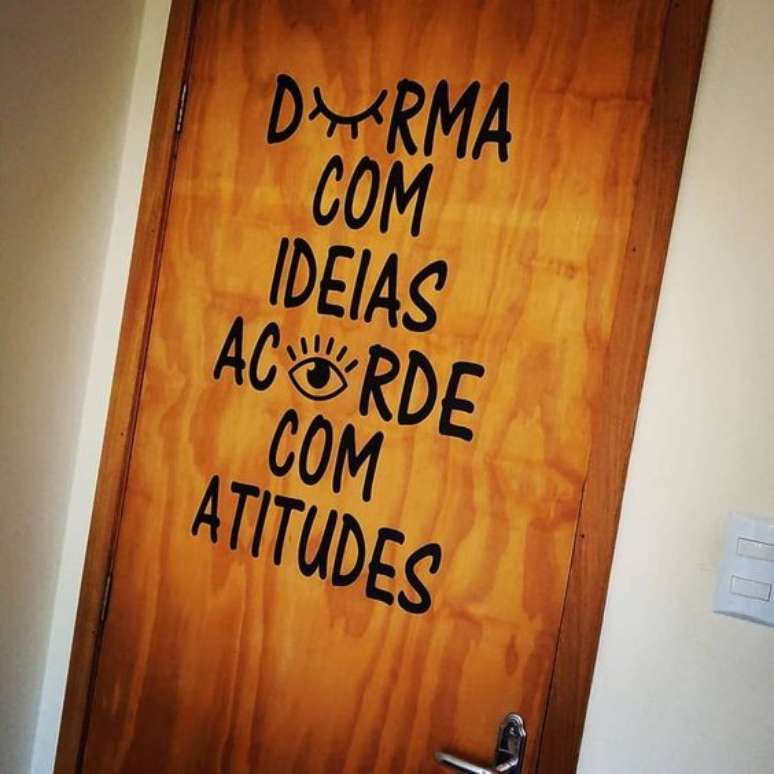 28. Frases inteiras podem se transformar em adesivo de porta. Foto: Recorte Adesivo