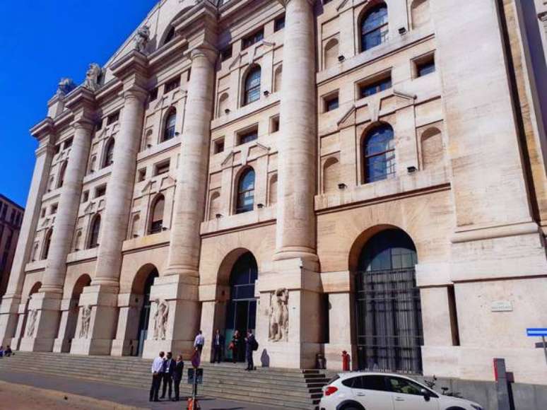 Após renúncia de Conte, Bolsa de Milão fecha em queda