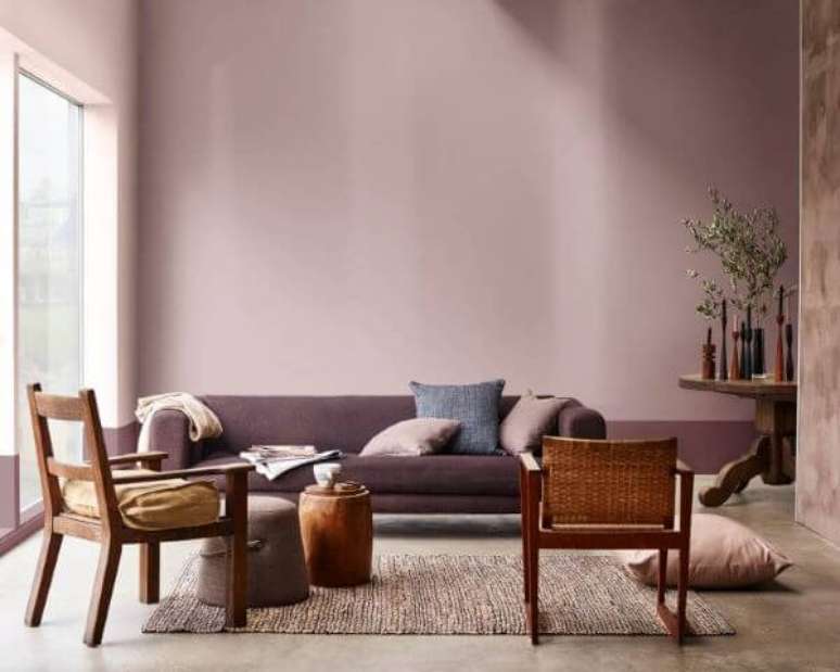 72. Use as cores para sala de estar com roxo para deixar tudo ainda mais bonito – Por: Casa Claudia