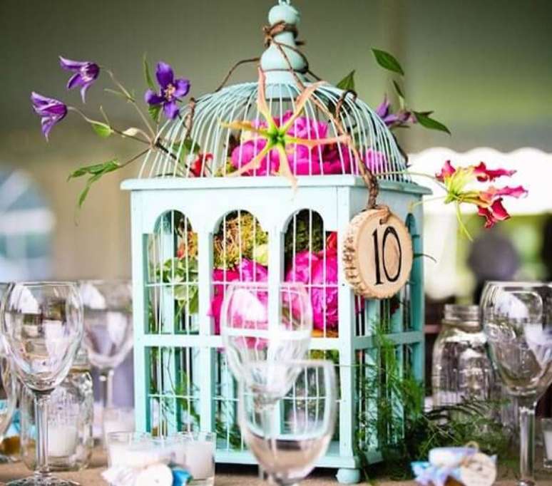 37. Gaiolas decorativas enfeitam o centro da mesa dos convidados. Fonte: Pinterest