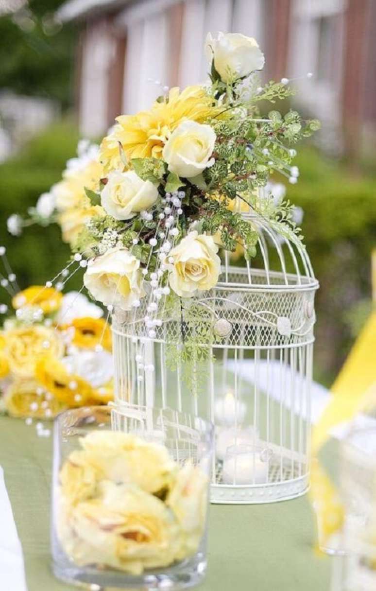 35. Decoração de casamento com gaiolas e flores. Fonte: Pinterest