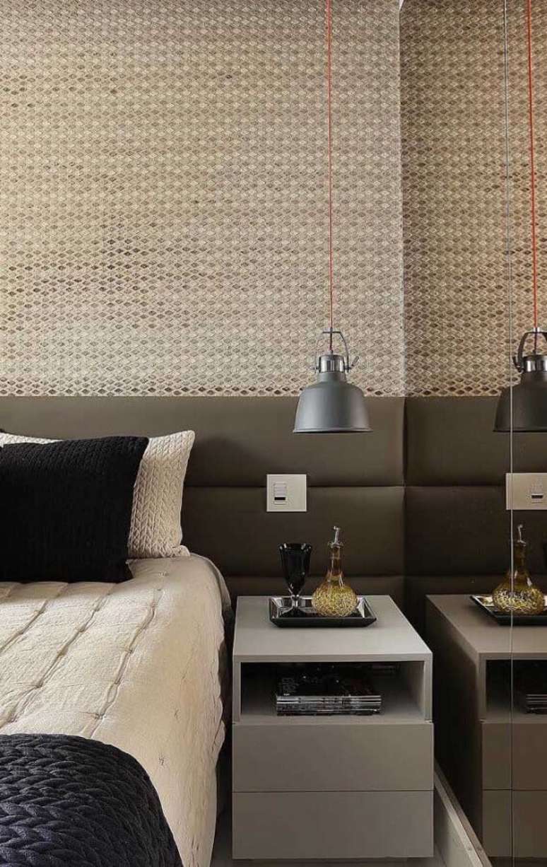 15. Decora&ccedil;&atilde;o em tons neutros com pendente para quarto com cabeceira cinza &ndash; Foto: Wood Save