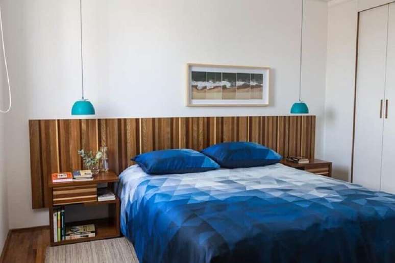 21. Decora&ccedil;&atilde;o simples com lumin&aacute;ria pendente para quarto de casal azul e branco com cabeceira de madeira &ndash; Foto: Est&uacute;dio Paulo Alves