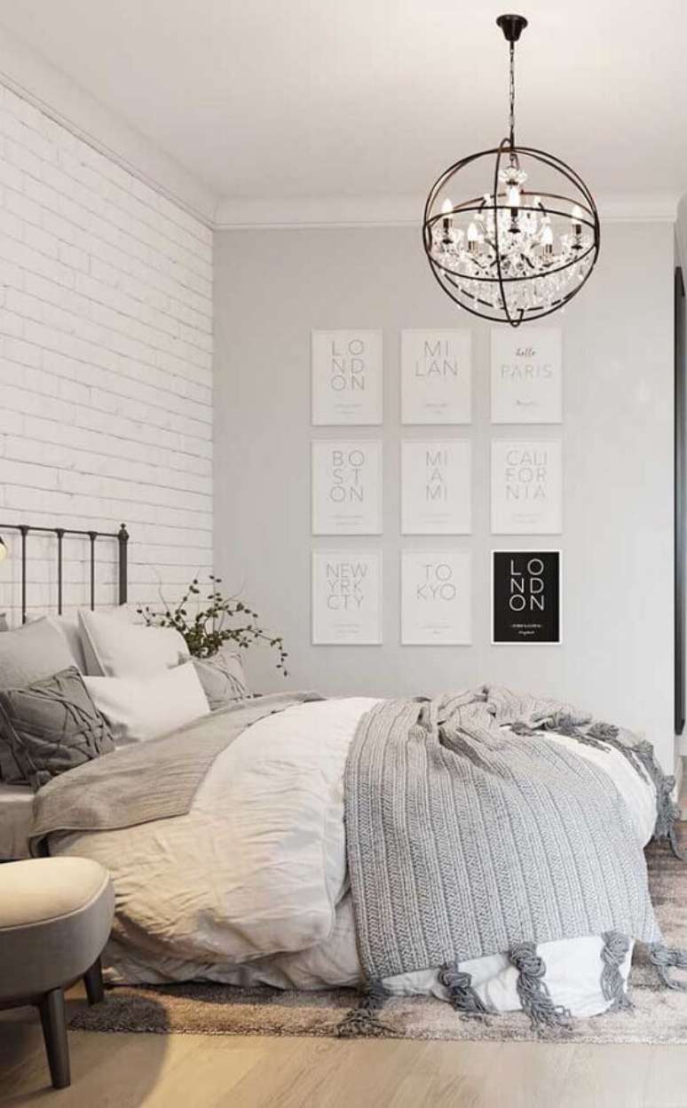 23. Aqui o design do lustre pendente para quarto ganhou bastante destaque no ambiente clean &ndash; Foto: Pinosy