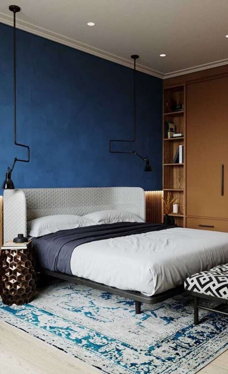 25. Design moderno de pendente para quarto de casal com parede azul – Foto: Mauricio Gebara Arquitetura