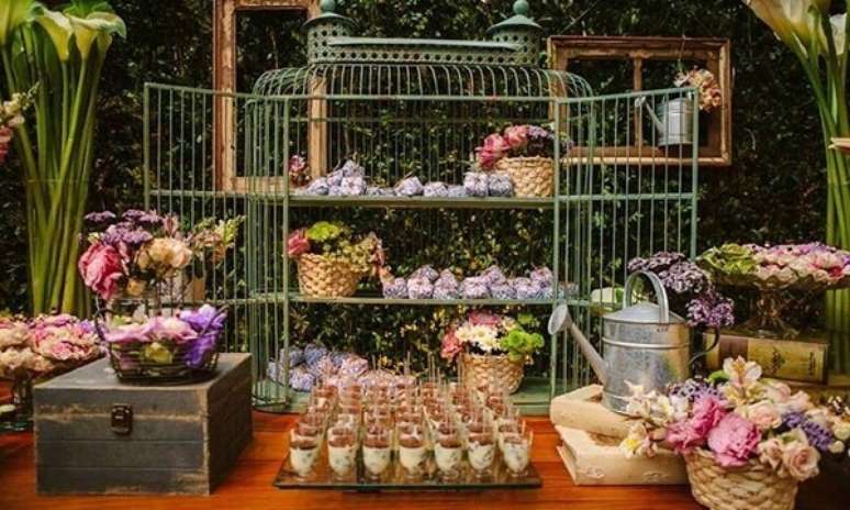 12. Gaiolas decorativas servem de apoio para doces e vasos de flores. Fonte: O Globo