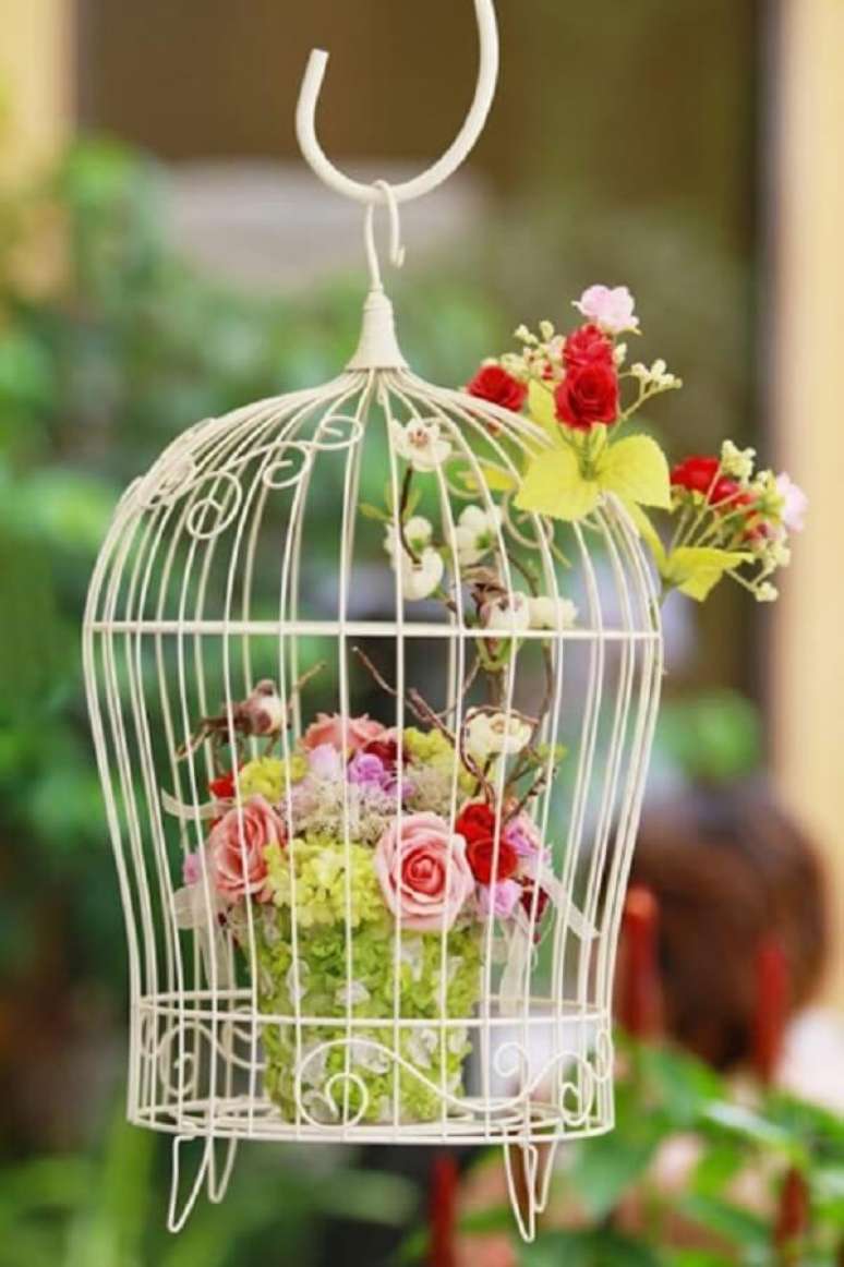 75. Gaiolas decorativas com arranjo de flores artificiais. Fonte: Pinterest