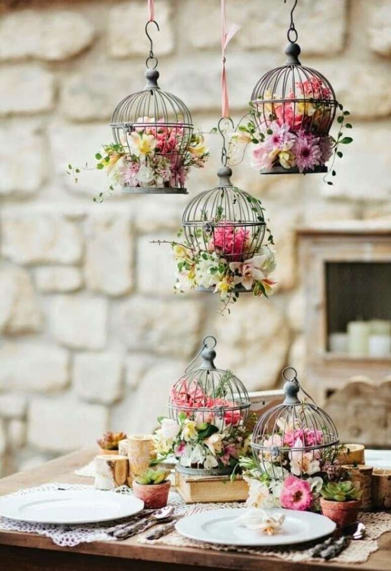 48. Gaiolas decorativas com flores encantam o ambiente. Fonte: Pinterest