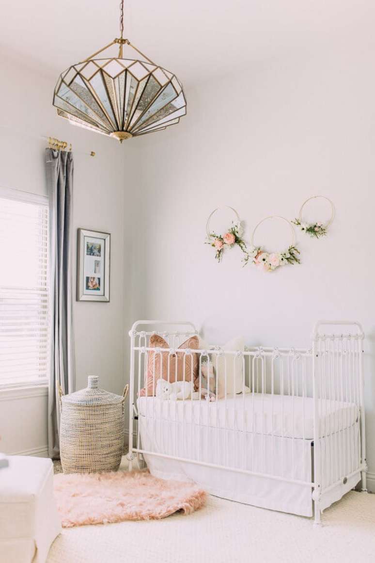 26. O pendente para quarto de bebê também pode ter um design super arrojado – Foto: Mabel + Moxie
