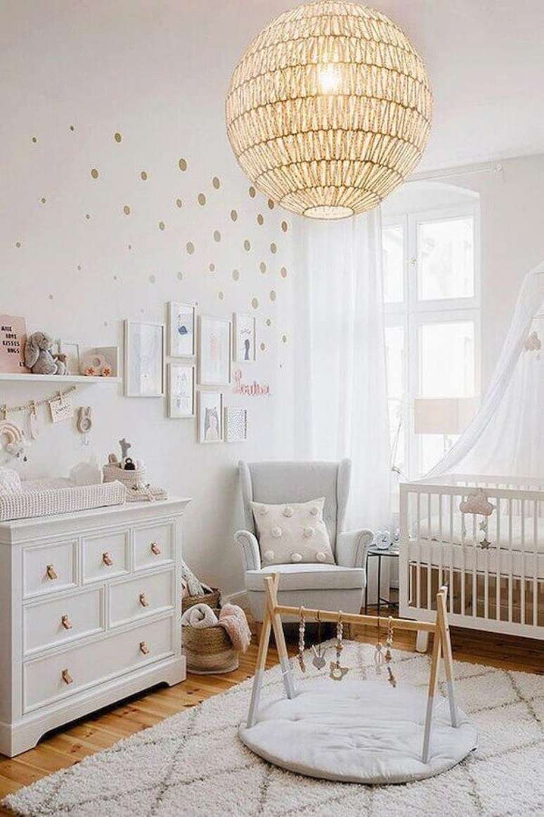 28. Decora&ccedil;&atilde;o com modelo diferente de pendente para quarto de beb&ecirc; todo branco com adesivos de bolinhas douradas &ndash; Foto: Anna Maria Parisi