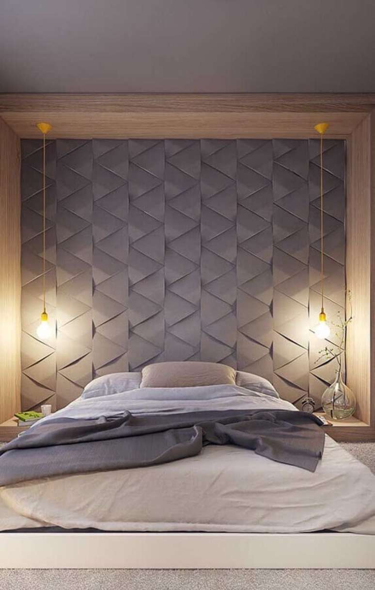 30. Decora&ccedil;&atilde;o com modelo minimalista de pendente para quarto com cabeceira 3D &ndash; Foto: Mauricio Gebara Arquitetura