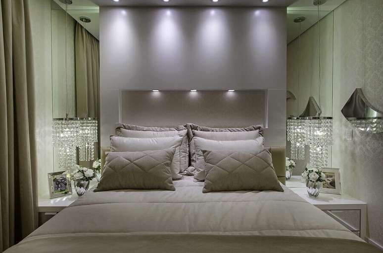 40. Pendente de cristal para quarto de casal todo branco com parede espelhada &ndash; Foto: Iara Kilaris