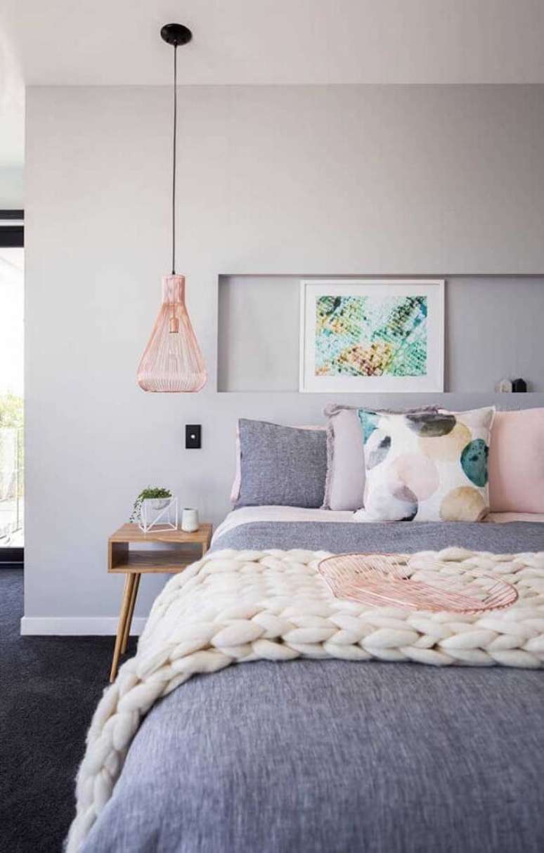 46. Modelo de pendente para quarto moderno cinza e rosa com nicho embutido na cabeceira – Foto: Pinterest