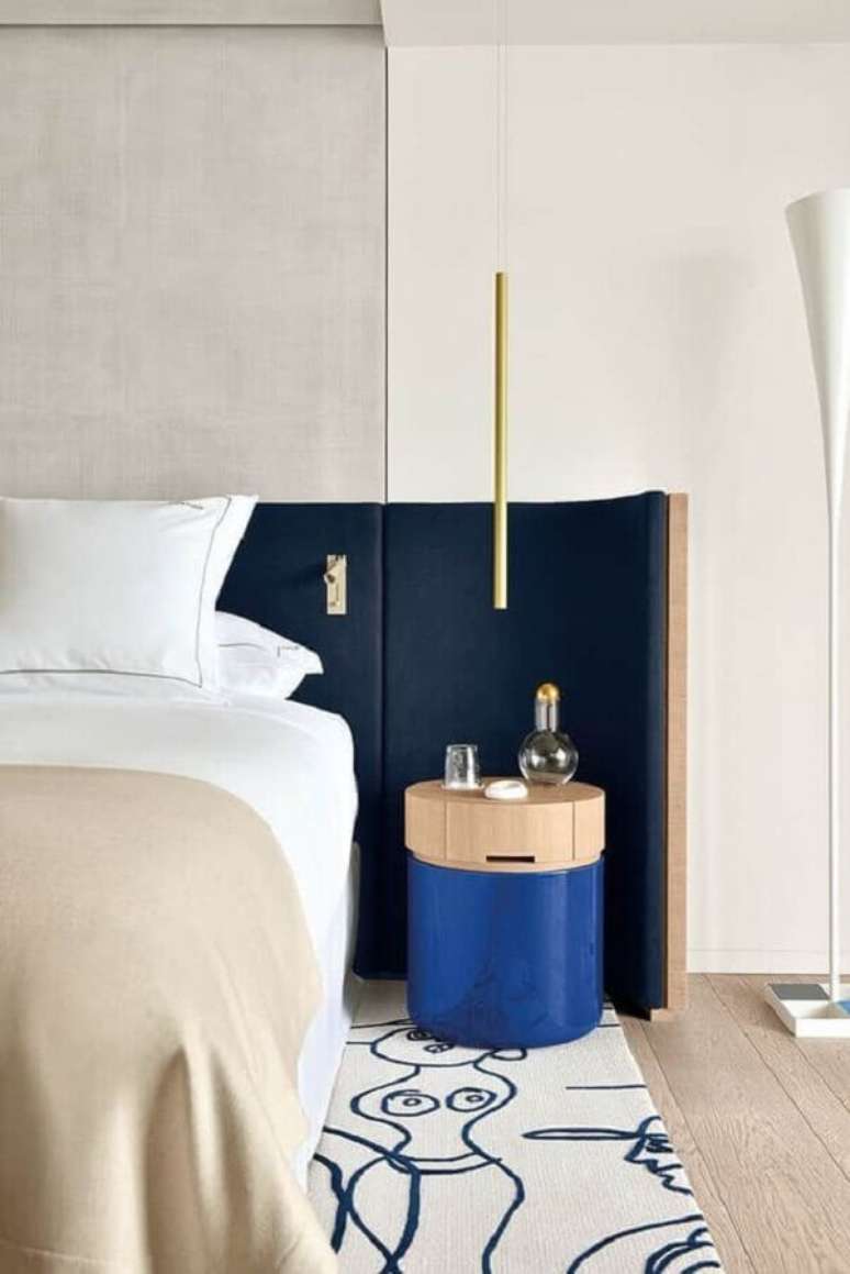 49. Luminária pendente para quarto com design moderno e acabamento dourado – Foto: Boca do Lobo