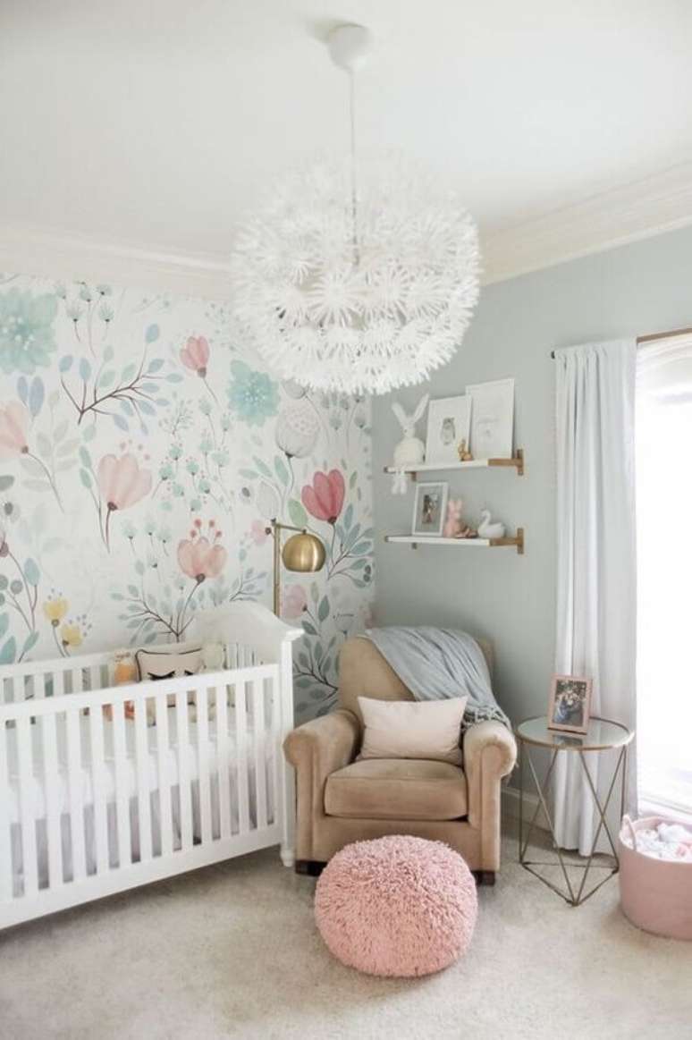 52. Pendente para quarto de beb&ecirc; decorado com papel de parede floral em tons past&eacute;is &ndash; Foto: Home Decorating