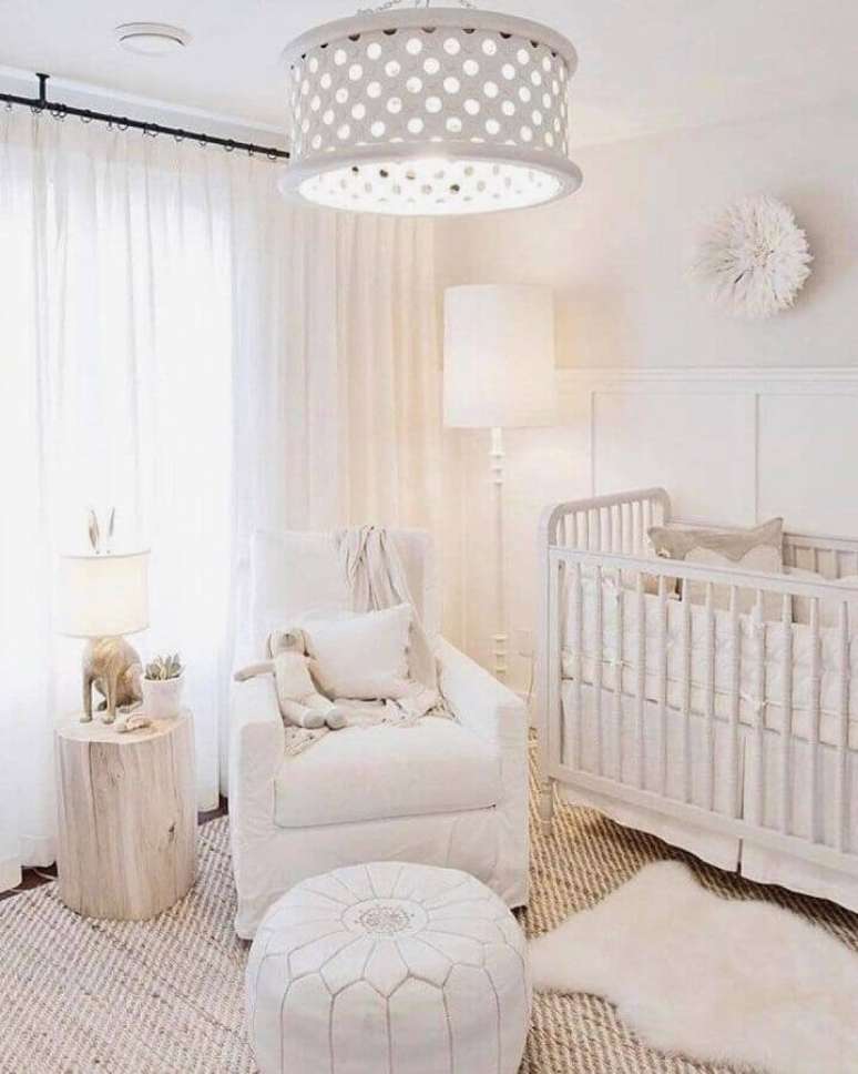 54. Decora&ccedil;&atilde;o com pendente para quarto de beb&ecirc; todo branco &ndash; Foto: France & S&oslash;n Blog