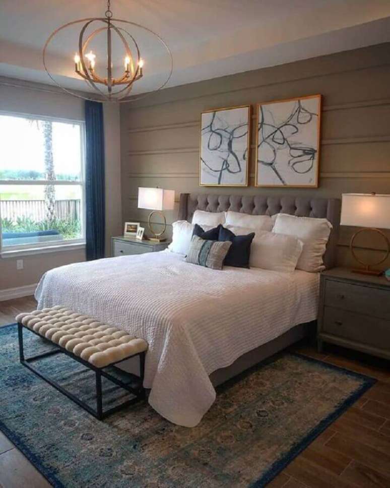 60. Decora&ccedil;&atilde;o cl&aacute;ssica e neutra com lustre pendente para quarto de casal &ndash; Foto: Dicas Decor