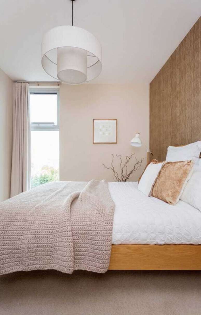 61. Pendente para quarto de casal decorado em tons neutros &ndash; Foto: Wood Save