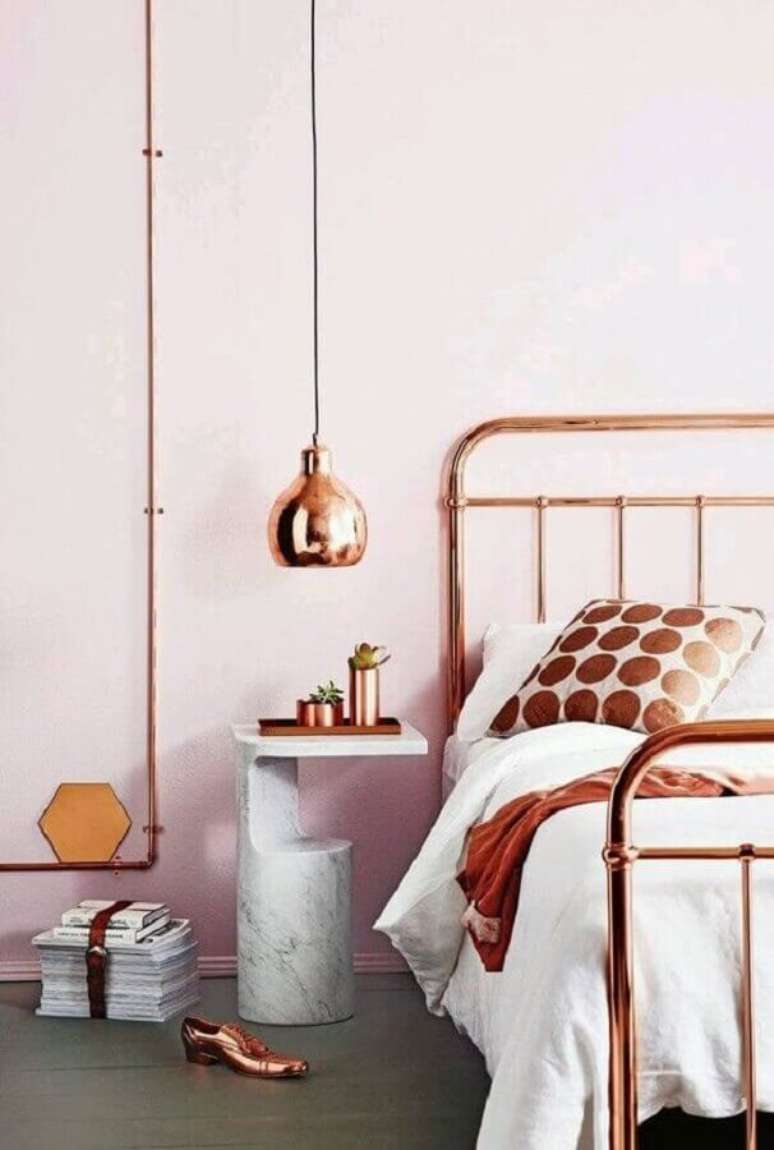 62. Luminária pendente para quarto feminino com detalhes em rose gold – Foto: Original Home