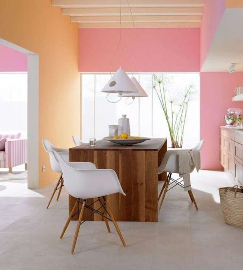 7. Os ambientes podem ficar mais alegres com as pinturas de casas laranjas e rosa – Por: Casa Vogue