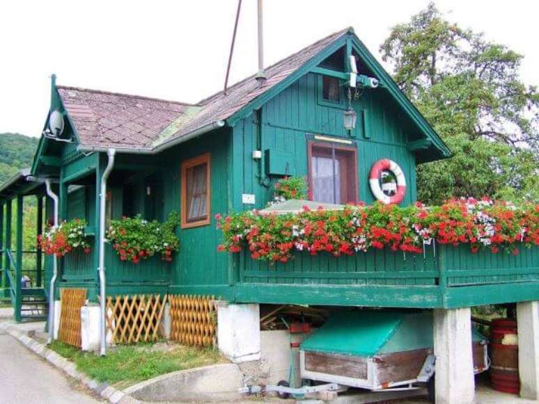 9. Pinturas de casas de madeira na cor turquesa – Por: Revista VD